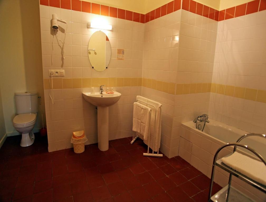 Auberge Du Chateau Margon  Room photo