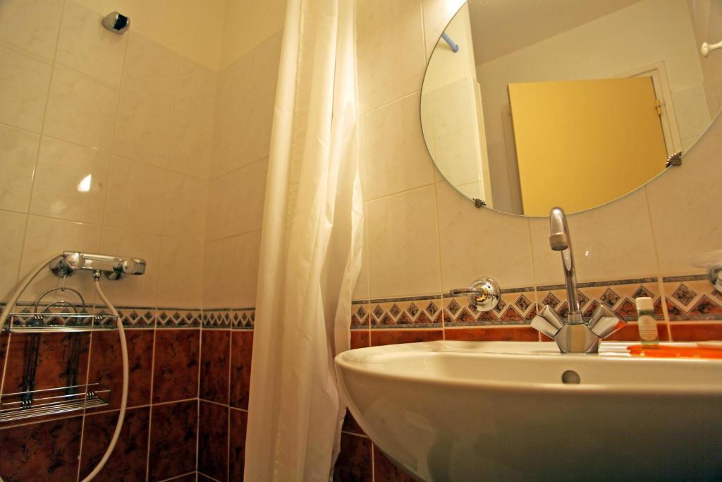 Auberge Du Chateau Margon  Room photo
